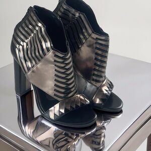 Robert Clergerie Black and Gold Heels in size 6